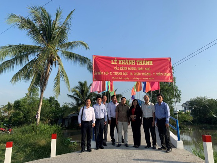 Quỹ Đinh Thiện Lý trao tặng 2 cây cầu ở Kiên Giang - Ảnh 2. Quỹ Đinh Thiện Lý trao tặng 2 cây cầu ở Kiên Giang - Ảnh 2.