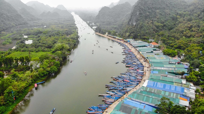 CLIP: 16.000 người đến chùa Hương trong sáng đầu tiên mở cửa trở lại - Ảnh 3.