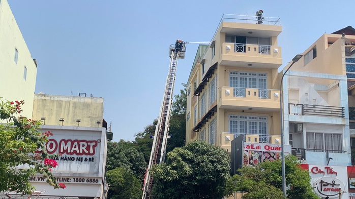 TP HCM: Hai vụ hỏa hoạn liên tiếp ở quận Gò Vấp, cứu được hai người mắc kẹt trong nhà 4 tầng - Ảnh 2.