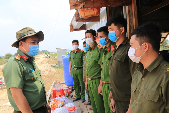 Công an tỉnh An Giang thăm và kiểm tra các chốt phòng, chống Covid-19 tuyến biên giới  - Ảnh 3.