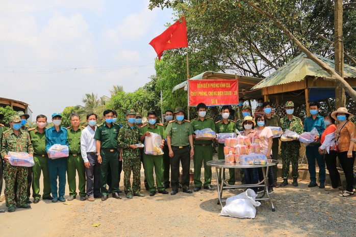 Công an tỉnh An Giang thăm và kiểm tra các chốt phòng, chống Covid-19 tuyến biên giới  - Ảnh 4.