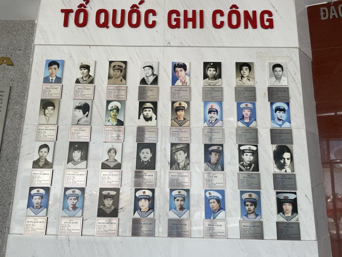Dâng hương tưởng nhớ 64 chiến sĩ hi sinh tại Gạc Ma - Ảnh 11.
