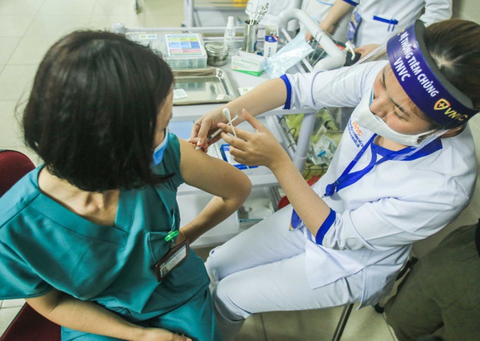 Hơn 10.000 người Việt đã tiêm vắc-xin Covid-19 - Ảnh 1.