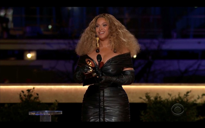 Grammy 2021: Beyonce làm nên lịch sử, Taylor Swift thắng “Album của năm” - Ảnh 3.