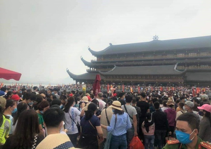 Phó trụ trì chùa Tam Chúc lên tiếng về việc 5 vạn người dân chen chúc tới chùa - Ảnh 1.