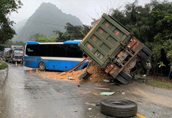 Ôtô khách đấu đầu xe tải trên đường Hồ Chí Minh, 3 người tử vong - Ảnh 1.