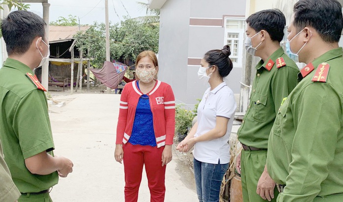 Kêu vợ không về, gã chồng “”nổi điên” chém người loạn xạ tại đám cưới - Ảnh 2.