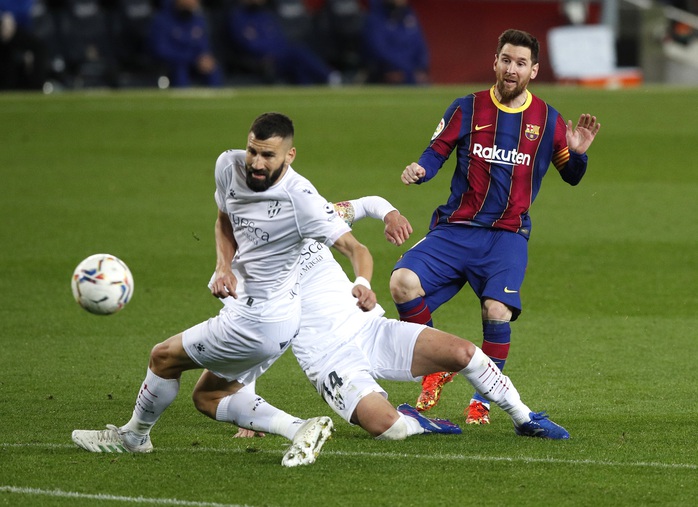 Messi và Griezmann tạo siêu phẩm, Barcelona vùi dập đội chót bảng Huesca  - Ảnh 2.