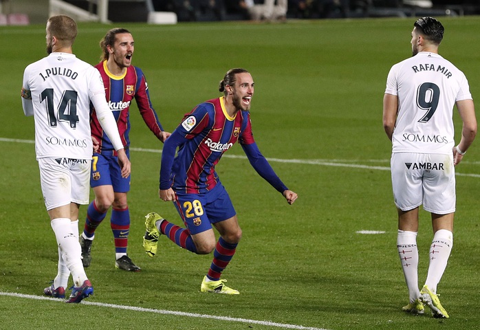 Messi và Griezmann tạo siêu phẩm, Barcelona vùi dập đội chót bảng Huesca  - Ảnh 5.