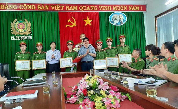 Vây bắt nam thanh niên dùng dao uy hiếp cướp xe ôm - Ảnh 1.