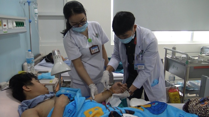 VIDEO: Bệnh viện 175 mổ khẩn cấp, nối 2 bàn tay bị cắt đứt lìa của hai thanh niên - Ảnh 2.