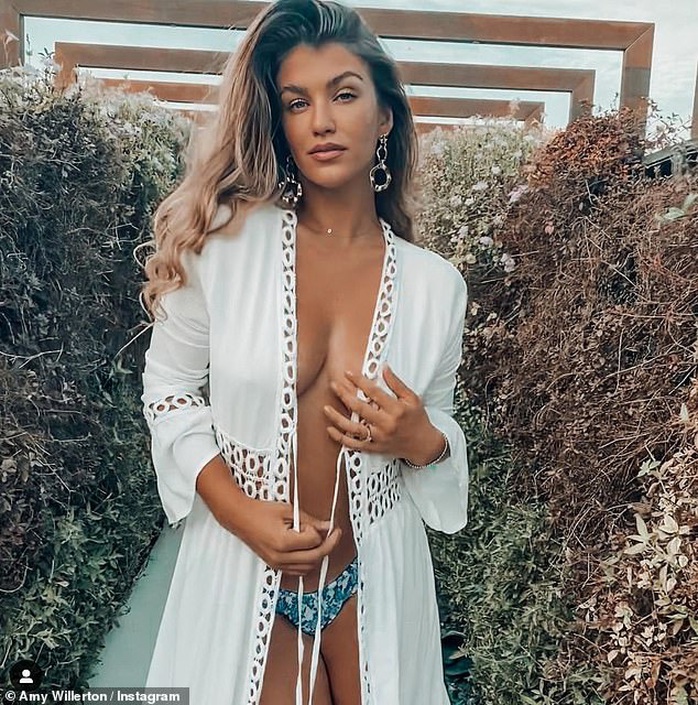 Người mẫu Amy Willerton vẫn nóng bỏng, căng tròn sau sinh con - Ảnh 1.