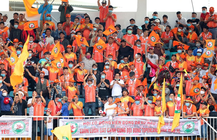 Sân Quy Nhơn mở hội đón HLV Park - Ảnh 1.