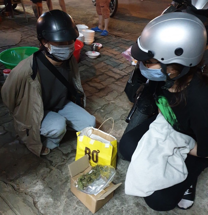 Bắt 2 nữ sinh viên bán lẻ cần sa tại Đà Nẵng - Ảnh 1.