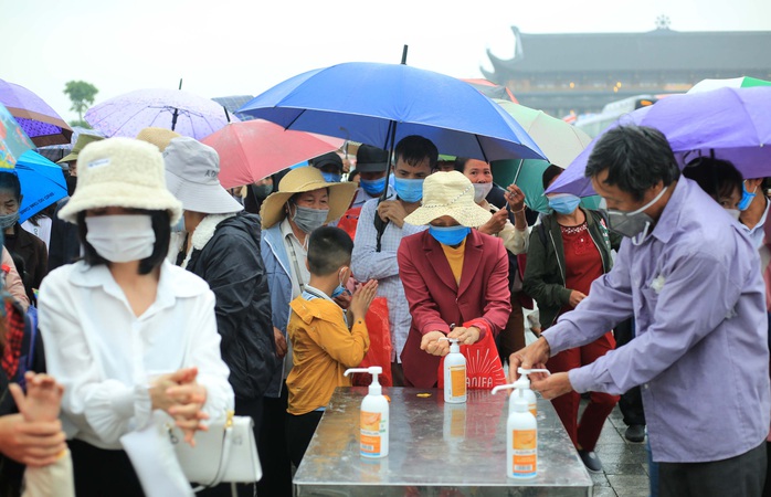 CLIP: Hàng vạn người đội mưa chen chân tới chùa Tam Chúc - Ảnh 4.