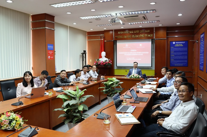 Trường ĐH Ngân hàng TP HCM chuyển giao bản quyền 3 chương trình đào tạo sang Lào - Ảnh 1.