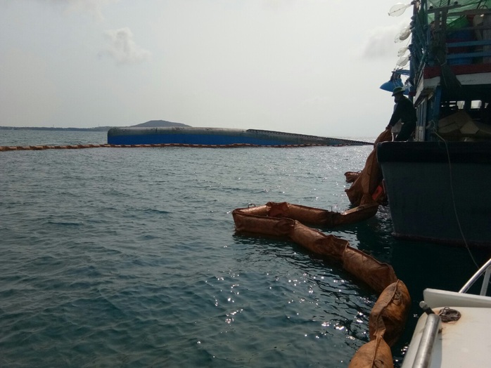 Ngăn được nguy cơ tràn 4.000 lít dầu từ tàu bị chìm ở Mũi Né - Ảnh 1.