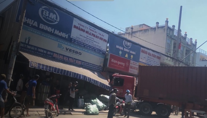 TP HCM: Xe container lao vào cửa hàng, 1 người tử vong - Ảnh 1.