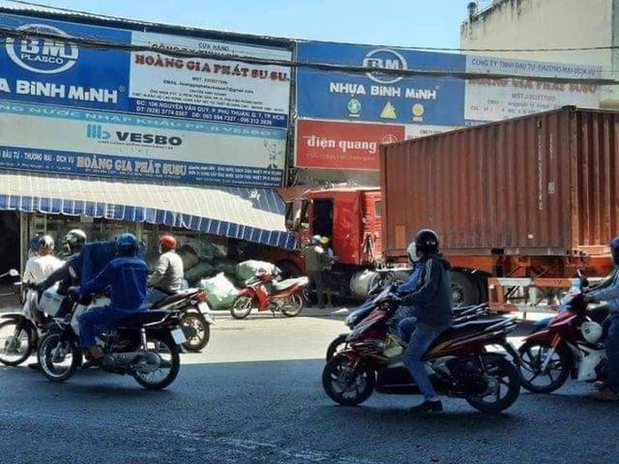 TP HCM: Xe container lao vào cửa hàng, 1 người tử vong - Ảnh 3.