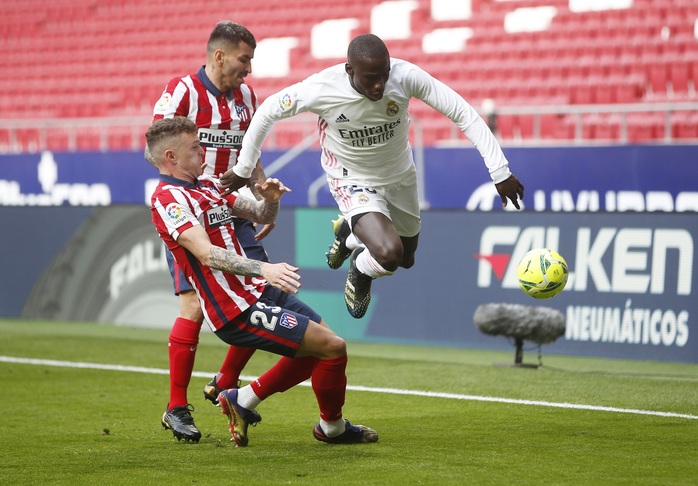 Benzema cứu Real Madrid, Atletico nợ chồng chất trận derby thủ đô - Ảnh 4.