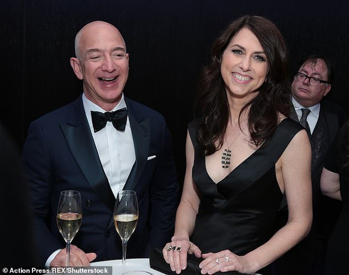 Tỉ phú Jeff Bezos mừng vợ cũ tái hôn - Ảnh 2.