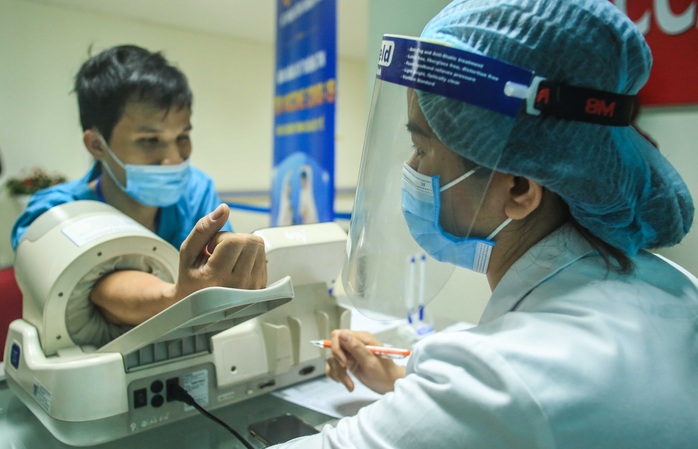 CLIP: 30 nhân viên y tế đầu tiên tại Bệnh viện Thanh Nhàn được tiêm vắc-xin Covid-19 - Ảnh 8.