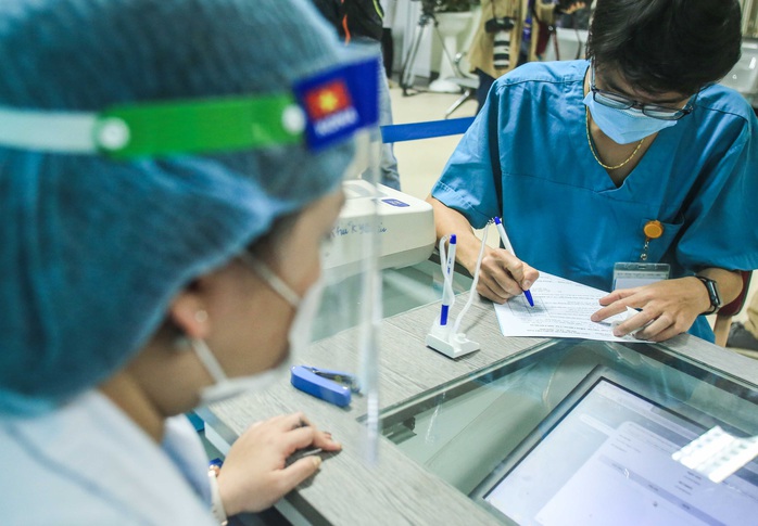 CLIP: 30 nhân viên y tế đầu tiên tại Bệnh viện Thanh Nhàn được tiêm vắc-xin Covid-19 - Ảnh 6.