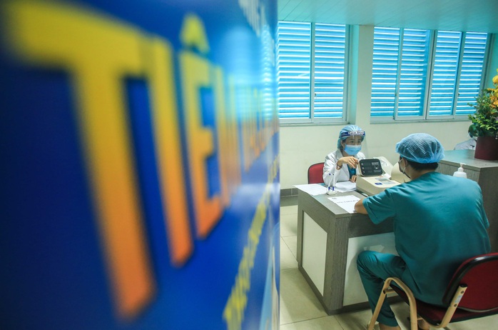 CLIP: 30 nhân viên y tế đầu tiên tại Bệnh viện Thanh Nhàn được tiêm vắc-xin Covid-19 - Ảnh 7.