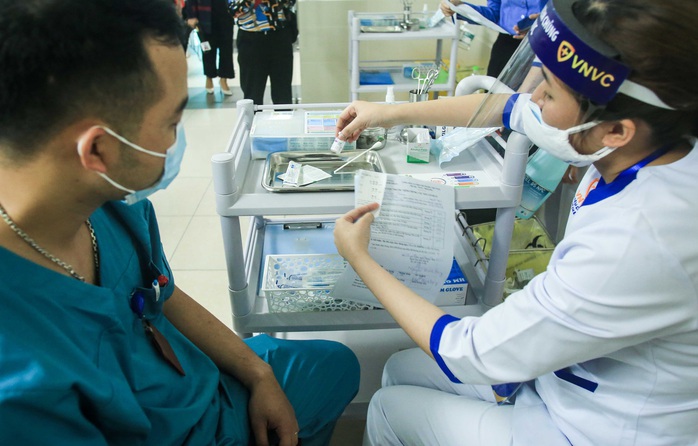 CLIP: 30 nhân viên y tế đầu tiên tại Bệnh viện Thanh Nhàn được tiêm vắc-xin Covid-19 - Ảnh 10.