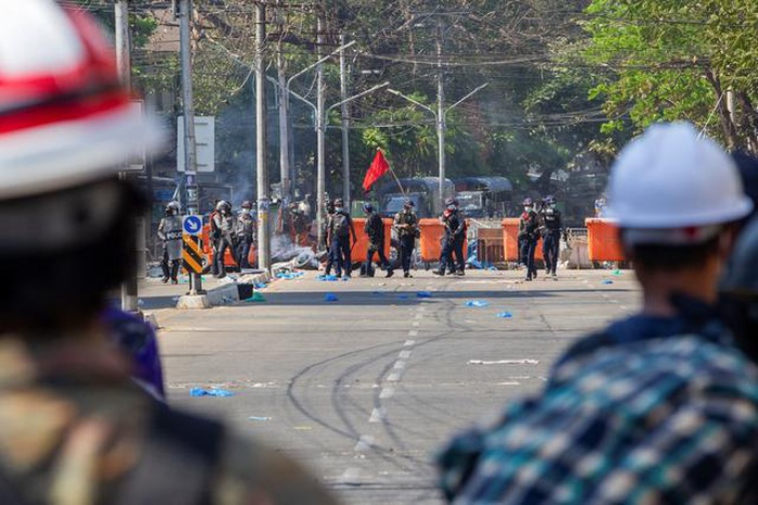 Myanmar: Lùng sục từng nhà suốt đêm để bắt người biểu tình - Ảnh 2.