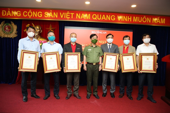 Tập đoàn Geleximco và ABBANK tặng tuyến đầu 4 xe cứu thương chuyên chở bệnh nhân Covid-19 - Ảnh 3. Tập đoàn Geleximco và ABBANK tặng tuyến đầu 4 xe cứu thương chuyên chở bệnh nhân Covid-19 - Ảnh 3.