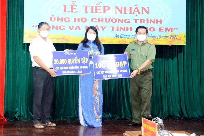 An Giang: Hơn 1.200 máy tính bảng giúp học sinh nghèo học trực tuyến - Ảnh 2.