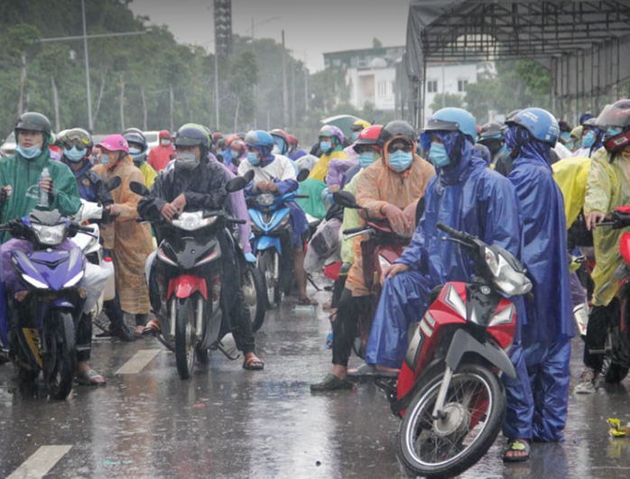 7.700 người lao động từ các tỉnh phía Nam đi xe máy về Nghệ An - Ảnh 1.