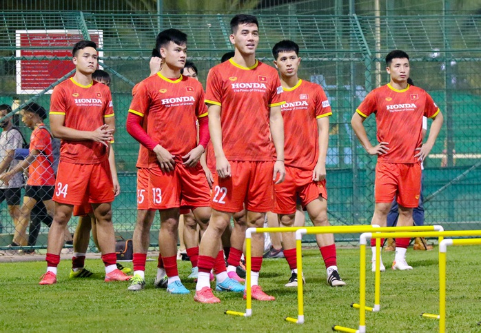 Quế Ngọc Hải tập riêng trong buổi tập đầu tiên của đội tuyển Việt Nam tại Oman - Ảnh 5.