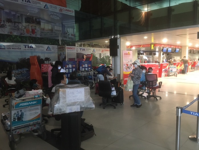 Hành khách chờ mòn mỏi ở sân bay Tân Sơn Nhất để về Đà Nẵng - Ảnh 2.