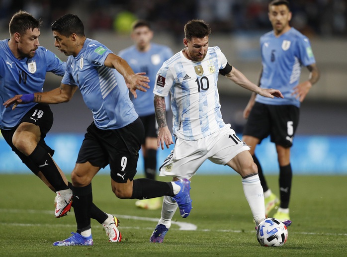 Lionel Messi lập kỷ lục Nam Mỹ, Argentina bám sát kình địch Brazil - Ảnh 2.