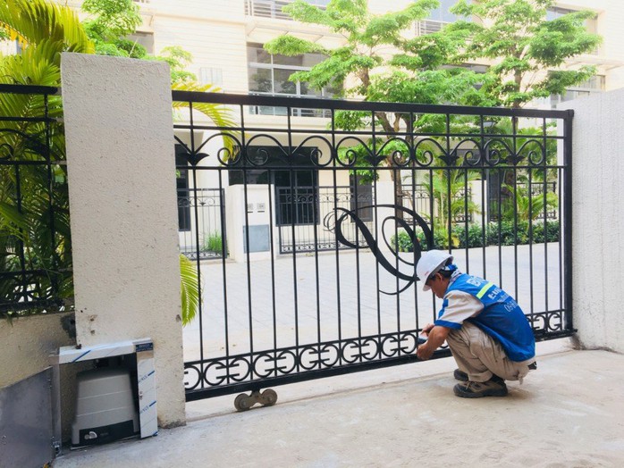 Mẫu cửa cổng sắt lùa đẹp, phổ biến hiện nay - Ảnh 8. Mẫu cửa cổng sắt lùa đẹp, phổ biến hiện nay - Ảnh 8.