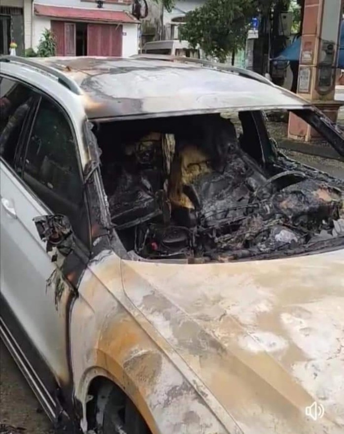 Công an vào cuộc điều tra vụ xe ôtô Volkswagen Tiguan bốc cháy - Ảnh 2.