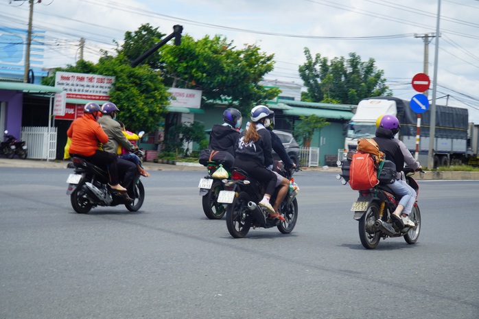 Ninh Thuận trao trả xe máy bị tạm giữ cho người dân về quê tự phát - Ảnh 1.