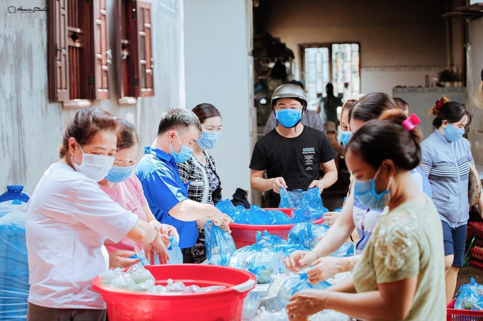 Xóm làng nương tựa vào nhau để chống dịch Covid-19 - Ảnh 1.