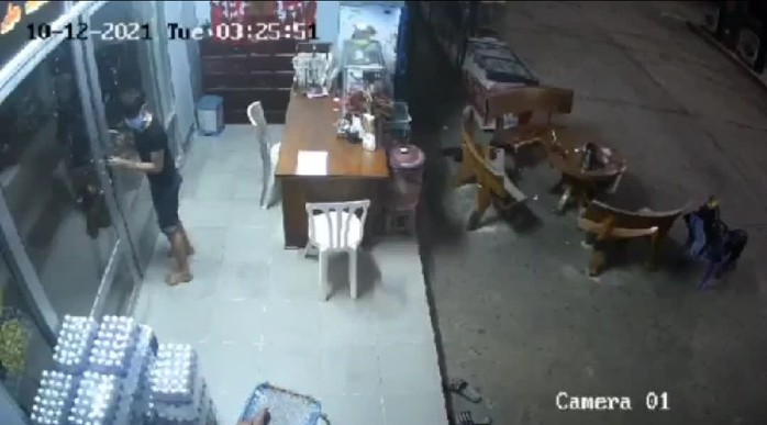 Nhân viên cây xăng ngủ gục, trộm lẻn vào cạy tủ bị camera ghi lại - Ảnh 2.