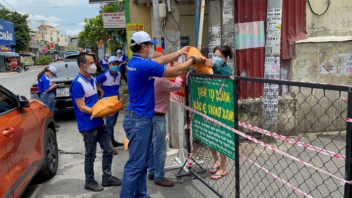 Nhiều người khó khăn được Quỹ Từ thiện Kim Oanh hỗ trợ - Ảnh 2. Nhiều người khó khăn được Quỹ Từ thiện Kim Oanh hỗ trợ - Ảnh 2.