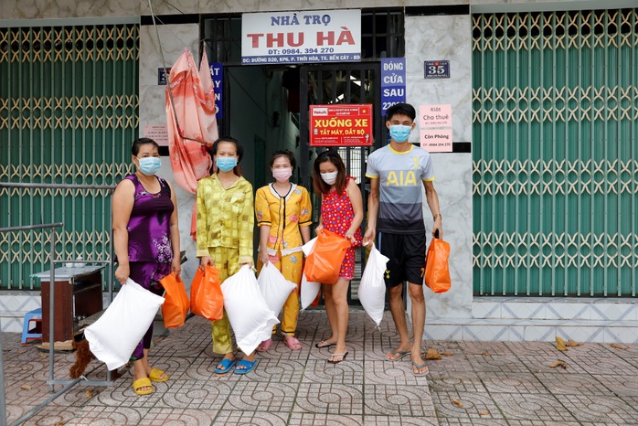 Nhiều người khó khăn được Quỹ Từ thiện Kim Oanh hỗ trợ - Ảnh 6. Nhiều người khó khăn được Quỹ Từ thiện Kim Oanh hỗ trợ - Ảnh 6.