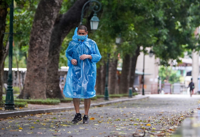 CLIP: Mặc áo mưa tập thể dục trong ngày công viên mở cửa trở lại - Ảnh 13.