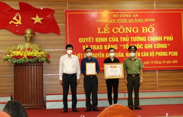 Trao bằng Tổ quốc ghi công cho đại úy CSGT Quảng Bình hy sinh khi làm nhiệm vụ - Ảnh 1.