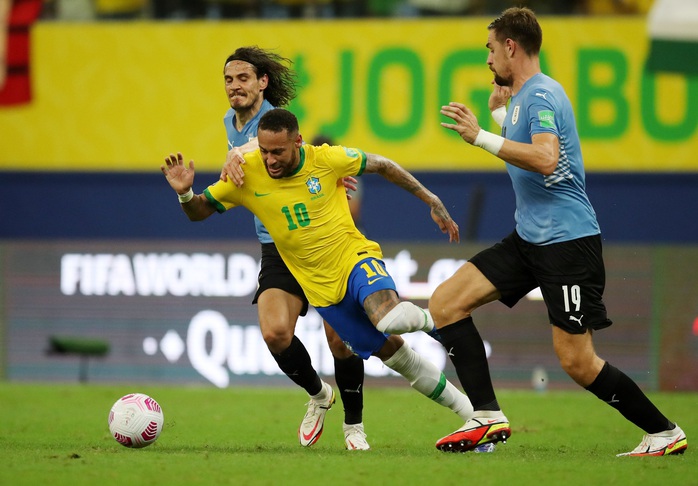 Suarez so tài ghi bàn với Neymar, Uruguay thảm bại trước Brazil - Ảnh 1.