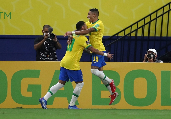 Suarez so tài ghi bàn với Neymar, Uruguay thảm bại trước Brazil - Ảnh 3.