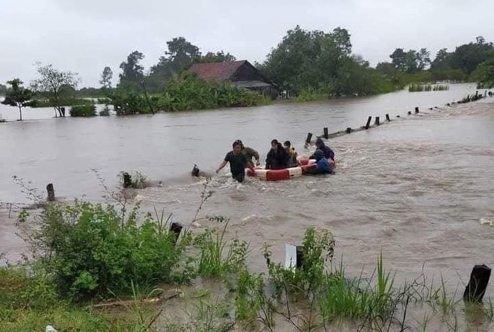 Giải cứu hàng chục người dân bị nước lũ cô lập khi đi làm rẫy - Ảnh 1.