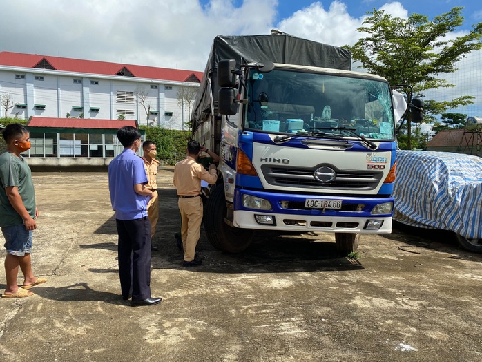 Tài xế xe tải tông vào lực lượng làm nhiệm vụ, vượt nhiều chốt kiểm dịch - Ảnh 1.