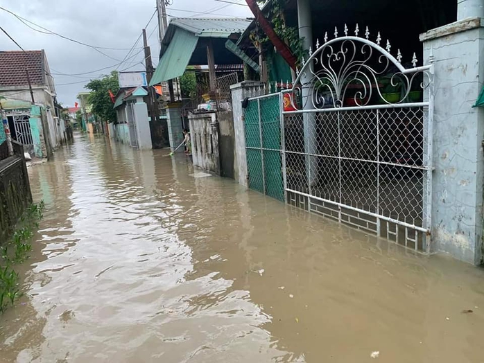Mưa lớn gây ngập lụt chia cắt nhiều thôn, bản ở Quảng Bình - Ảnh 3.